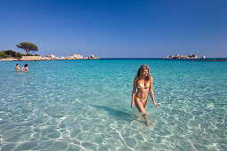 Frau am Strand von Palombaggia, Korsika, Frankreich