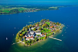 Luftbild der Fraueninsel mit Kloster Frauenchiemsee im Hintergrund links Herrenchiemsee, Chiemsee, Chiemgau, Oberbayern, Bayern, Deutschland