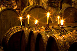 Fässer bei Kerzenlicht im Weinkeller im Kloster Eberbach, einem ehemaligen Zisterzienserkloster in Eltville am Rhein, Rheingau, Hessen, Deutschland, Europa