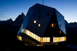 Neue Monte-Rosa-Hütte bei Nacht, Matterhorn im Hintergrund, Zermatt, Kanton Wallis, Schweiz, Klimahörpfad von myclimate