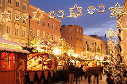 Christmas market at night, Christmas market Rosenheim, Rosenheim, Upper Bavaria, Bavaria, Germany, Europe