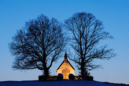 Beleuchtete Kapelle mit zwei Laubbäumen, Chiemsee, Chiemgau, Oberbayern, Bayern, Deutschland, Europa