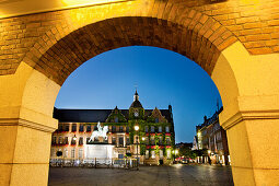 Blick durch ein Tor auf beleuchtetes Rathaus, Altstadt, Düsseldorf, Nordrhein-Westfalen, Deutschland, Europa