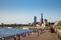 Menschen an der Rheinuferpromenade, Altstadt, Düsseldorf, Nordrhein-Westfalen, Deutschland, Europa