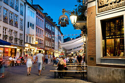 Menschen vor Brauhaus Uerige in der Altstadt, Düsseldorf, Nordrhein-Westfalen, Deutschland, Europa