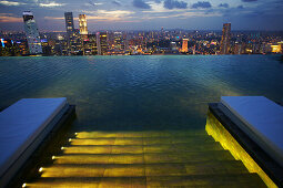 Blick auf die Central Business District von Sands SkyPark Infinity Pool, Marina Bay Sands Hotel, Singapur, Asien