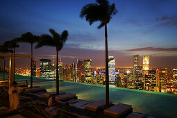 Blick über Central Business District vom Sands SkyPark und Infinity Pool, Marina Bay Sands, Hotel, Singapur, Asien