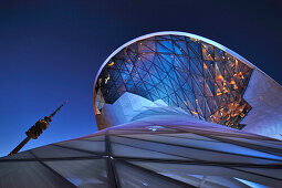 BMW Welt bei Nacht, Olympiaturm im Hintergrund, München, Bayern, Deutschland