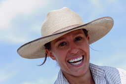 Cowgirl, Zapata Ranch ist eine Arbeitsranch in der Touristen mitarbeiten können, Alamosa, Alamosa County, Colorado, USA, Nordamerika, Amerika