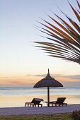 Menschenleerer Strand des Shanti Maurice Resort bei Sonnenuntergang, Souillac, Mauritius, Afrika