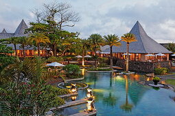 Pool und Restaurant im Shanti Maurice Resort am Abend, Souillac, Mauritius, Afrika