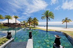 Pool und Restaurant des Shanti Maurice Resort im Sonnenlicht, Souillac, Mauritius, Afrika