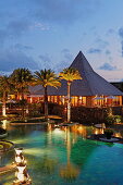 Pool und Restaurant im Shanti Maurice Resort am Abend, Souillac, Mauritius, Afrika