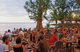 Menschen in einer der Strandbars am Abend, Saint Gilles, La Reunion, Indischer Ozean