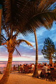 Menschen in einer der Strandbars am Abend, Saint Gilles, La Reunion, Indischer Ozean