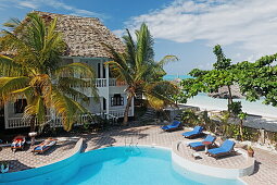 The Sau Inn Hotel mit Pool im Sonnenlicht, Jambiani, Sansibar, Tansania, Afrika