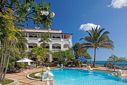 Pool im Sonnenlicht vor dem Serena Inn Hotel, Stonetown, Sansibar City, Sansibar, Tansania, Afrika