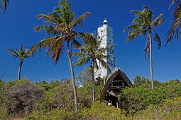 Leuchtturm und Lodge unter blauem Himmel, Chumbe Island, Sansibar, Tansania, Afrika