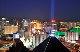 Blick von THE Hotel auf beleuchtete Häuser bei Nacht, Las Vegas, Nevada, USA, Amerika