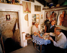 Männer beim Frühstück mit eigenem Wein, privater Weinkeller, San Esteban de Gomez, Kastilien-León, Spanien