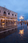 Markusplatz im Abendlicht, Piazza San Marco, Venedig, Italien