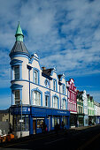 Geschäfte und Restaurants im Stadtzentrum von Caernarfon, Wales, Großbritannien