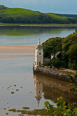 Das Dorf Portmeirion mit Glockenturm, 1926 gegründet vom walisischen Architekt Sir Clough Williams-Ellis, Wales, Großbritannien