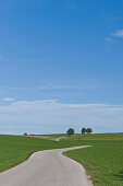 Landstraße bei Degerndorf, Bayern, Deutschland