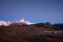 Cerro Torre und Mt. Fitz Roy, Morgendämmerung vor Sonnenaufgang, Nationalpark Los Glaciares, Blick zum Bergdorf El Chalten, Patagonien, Argentinien