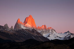Mt. Fitz Roy im ersten Licht bei Sonnenaufgang, Nationalpark Los Glaciares, bei El Chalten, Patagonien, Argentinien