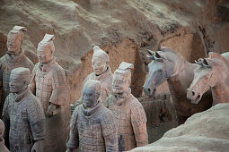 Soldaten der Terrakotta-Armee des 1. Kaisers beim Mausoleum Shi Huangdi bei Xi'an, Xiang, Provinz Shaanxi, Volksrepublik China