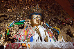 Goldener Buddha in der Gebetshalle im Drepung Klosterkomplex bei Lhasa, autonomes Gebiet Tibet, Volksrepublik China