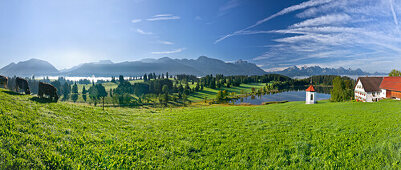 Blick von Hegratsried auf Tegelberg, Säuling und Tannheimer Berge, Ostallgäu, Deutschland, Europa