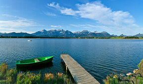 Boot und Steg am Hopfensee, Ostallgäu, Deutschland, Europa