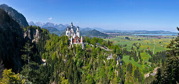 Blick auf Schloss Neuschwanstein mit Tannheimer Bergen im Hintergrund, Ostallgäu, Deutschland, Europa