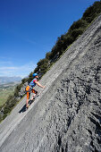 Frau klettert an einer Felswand, Dro, Trentino-Südtirol, Italien