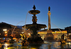 Brunnen auf dem Platz Rossio am Abend, Lissabon, Portugal, Europa