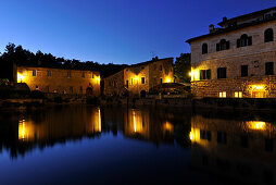 Häuser und Wasserbecken am Abend, Bagno Vignoni, San Quirico d’Orcia, Toskana, Italien, Europa