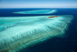 Heron Island und Plattformriff, Schlieren der Korallenhochzeit, von oben, Great Barrier Reef Marine Park, UNESCO Weltnaturerbe, Queensland, Australien