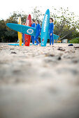Jugendliche des Arcadian Surf Life Saving Club trainieren am Strand Alma Bay, Ostküste Magnet Island, Great Barrier Reef Marine Park, UNESCO Weltkulturerbe, Queensland, Australien, Weltnaturerbe