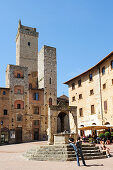 Stadtplatz mit Brunnen von San Gimignano, UNESCO Weltkulturerbe San Gimignano, San Gimignano, Toskana, Italien