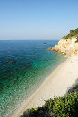 Einsamer Strand mit türkisblauem Mittelmeerbucht, Portoferraio, Insel Elba, Mittelmeer, Toskana, Italien