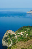 Corniglia thront auf Landspitze über dem Mittelmeer, Corniglia, Cinque Terre, UNESCO Weltkulturerbe Cinque Terre, Mittelmeer, Ligurien, Italien