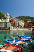 Boote im Hafen von Vernazza mit Vernazza im Hintergrund, Vernazza, Cinque Terre, UNESCO Weltkulturerbe Cinque Terre, Mittelmeer, Ligurien, Italien