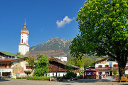 Dorfplatz von Garmisch mit Kirche und großer Kastanie, Garmisch-Partenkirchen, Wetterstein, Werdenfelser Land, Oberbayern, Bayern, Deutschland, Europa