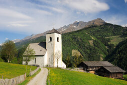 Weg führt auf romanische Kirche St. Nikolaus zu, Bauernhöfe im Hintergrund, Matrei, Osttirol, Österreich, Europa