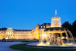 Beleuchtetes Neues Schloss und Brunnen am Abend, Stuttgart, Baden-Württemberg, Deutschland, Europa
