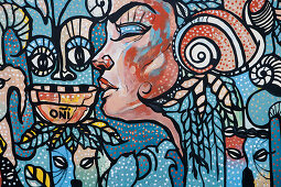Wandgemälde zeigt Frau und afro-kubanische Elemente,  Guanabo, Playas del Este, Havanna, Kuba, Karibik