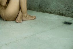 Nackte Frau unter der Dusche, Ausschnitt