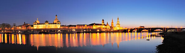 Blick über Elbe auf beleuchtete Altstadt, Dresden, Sachsen, Deutschland